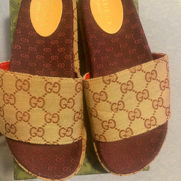 Gucci Wedge Sandals❤️🖤💚Size 39❤️💚the color is a reddish brownish combination - Picture 11 of 16